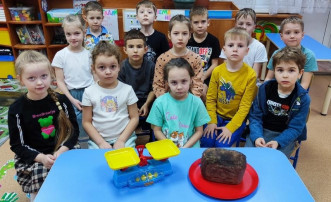 ➡Воспитатели провели тематическую беседу для детей подготовительной группы «Блокада Ленинграда» В ходе беседы воспитатели рассказали детям, о том мужественном периоде жизни города и о стойкости его жителей. Область: Познавательное развитие Цель: Расширить представление детей о героическом подвиге жителей блокадного Ленинграда. Познакомить детей с жизнью людей в это время. Развивать способность чувствовать, сопереживать, умение слушать окружающих, воспитывать чувство патриотизма. Рассказать детям о жизни взрослых и детей в тяжелые военные годы. Воспитывать уважительные отношения к исторической памяти своего народа, к ветеранам войны. Расширять и закреплять понятия «блокада», «прорыв блокады», «кольцо блокады». ➡Воспитатели провели тематическую беседу для детей подготовительной группы «Блокада Ленинграда» В ходе беседы воспитатели рассказали детям, о том мужественном периоде жизни города и о стойкости его жителей. Область: Познавательное развитие Цель: Расширить представление детей о героическом подвиге жителей блокадного Ленинграда. Познакомить детей с жизнью людей в это время. Развивать способность чувствовать, сопереживать, умение слушать окружающих, воспитывать чувство патриотизма. Рассказать детям о жизни взрослых и детей в тяжелые военные годы. Воспитывать уважительные отношения к исторической памяти своего народа, к ветеранам войны. Расширять и закреплять понятия «блокада», «прорыв блокады», «кольцо блокады».