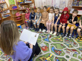 Чтение рассказа «У Леки большие щеки», который помогает узнать об истории блокады Ленинграда, научат их сопереживать людям и ценить жизнь. Чтение рассказа «У Леки большие щеки», который помогает узнать об истории блокады Ленинграда, научат их сопереживать людям и ценить жизнь.